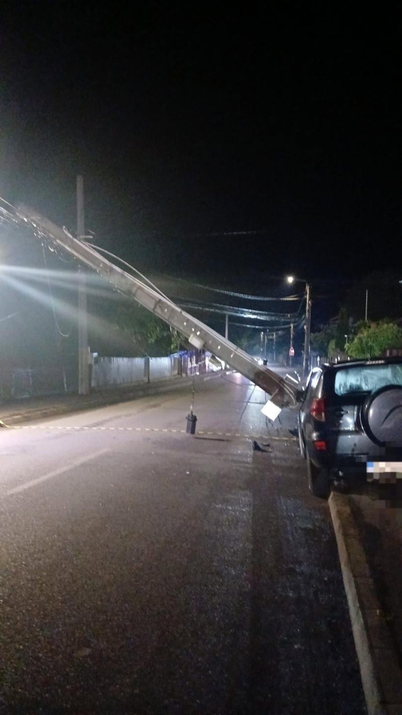 Accident rutier grav în Fălticeni. Un șofer de 42 de ani a fost scos inconștient dintre fiare după impactul violent cu un stâlp