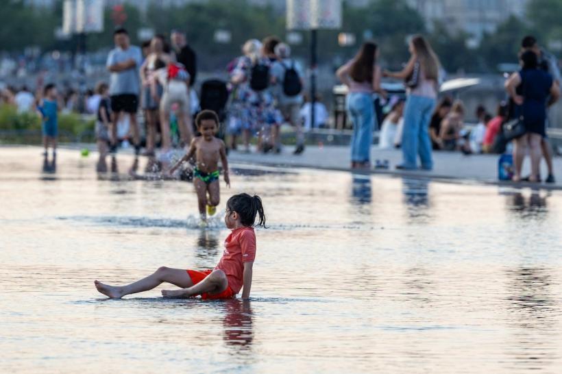 Europa se confruntă cu al treilea val major de caniculă din 2026. Temperaturile urcă la 43°C, incendiile se înmulțesc, iar presiunea asupra rețelelor de energie și a resurselor de apă crește