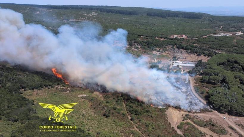 Incendii devastatoare în Sardinia. Flăcările au ajuns lângă un aeroport important. Zeci de zboruri afectate. Mai multe drumuri sunt blocate 19017732