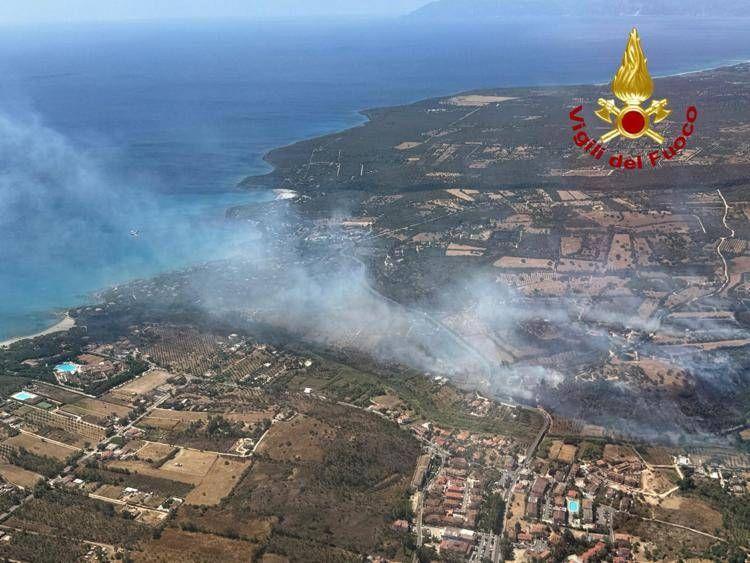 Incendii devastatoare în Sardinia. Flăcările au ajuns lângă un aeroport important. Zeci de zboruri afectate. Mai multe drumuri sunt blocate 19017734
