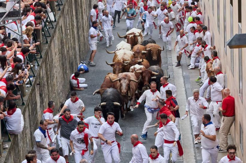 Festivalul San Fermin 2026 a început la Pamplona. Mii de oameni participă la celebra cursă cu tauri, una dintre cele mai spectaculoase și controversate tradiții din lume