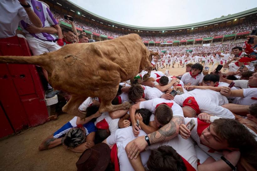 Festivalul San Fermin 2026 a început la Pamplona. Mii de oameni participă la celebra cursă cu tauri, una dintre cele mai spectaculoase și controversate tradiții din lume 19017735