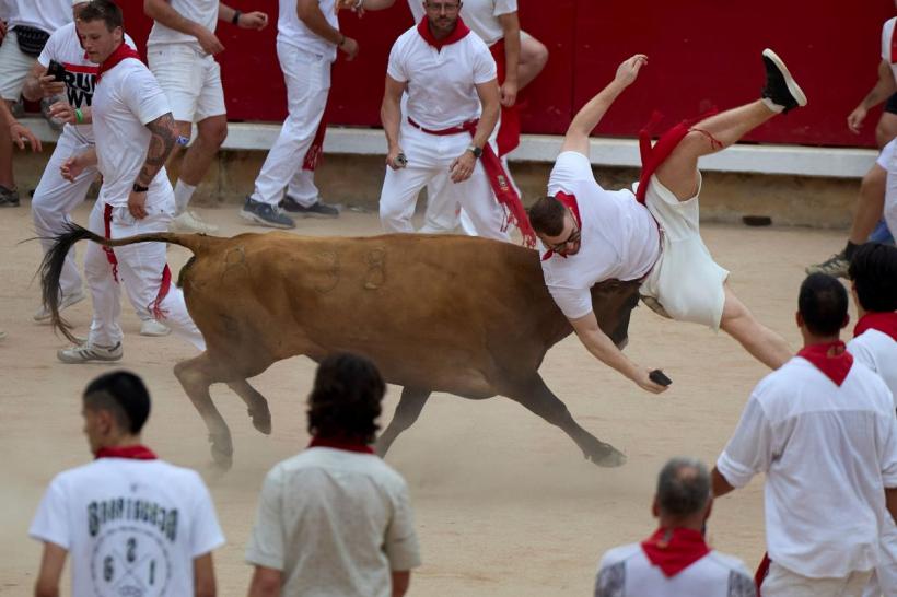 Festivalul San Fermin 2026 a început la Pamplona. Mii de oameni participă la celebra cursă cu tauri, una dintre cele mai spectaculoase și controversate tradiții din lume 19017736