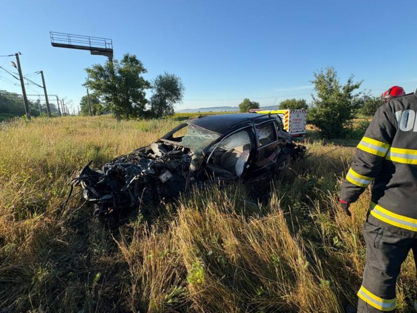 Accident feroviar grav în Suceava.  Un tren de persoane a spulberat un autoturism la o trecere la nivel cu calea ferată, șoferul a murit