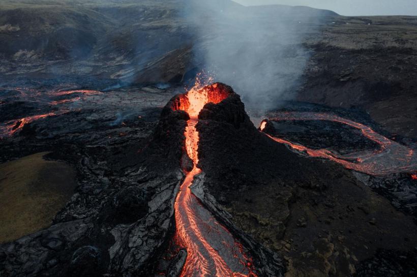 Aurul ascuns în adâncuri: Descoperire spectaculoasă într-un crater vulcanic submarin