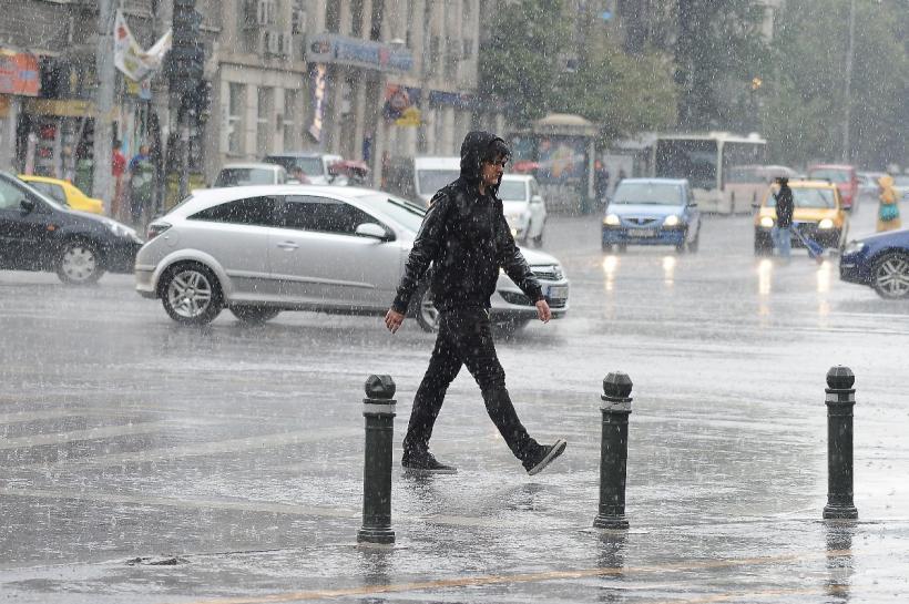 Cod galben de vreme rea în Capitală. Ploi torențiale, descărcări electrice, grindină și vijelii