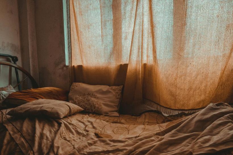 Trăiesc gratis în case din toată Europa: cum funcționează trucul prin care mii de familii scapă de costul cazării