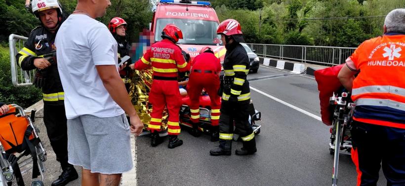 O mașină a plonjat în râu la Petroșani. Victimele, o mamă și fiica ei minoră transportate de urgență la spital 19017979