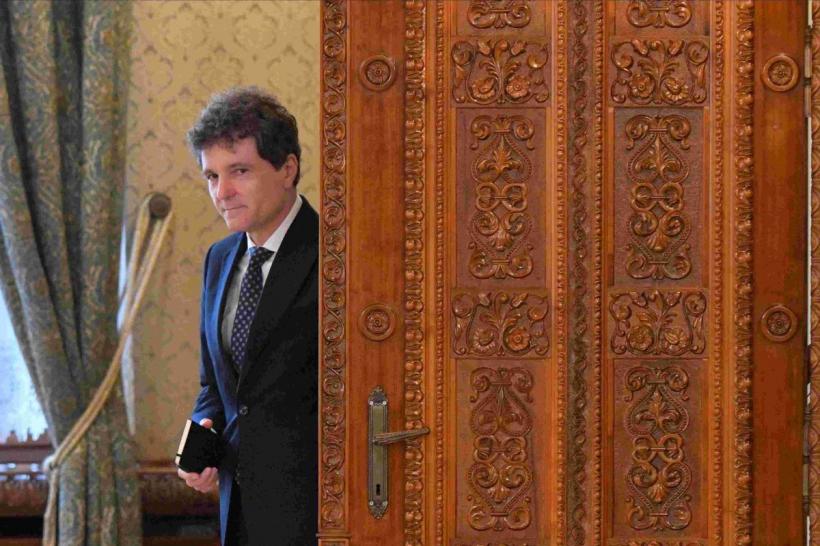 Un guvern numit dorință: alergatul în jurul cozii