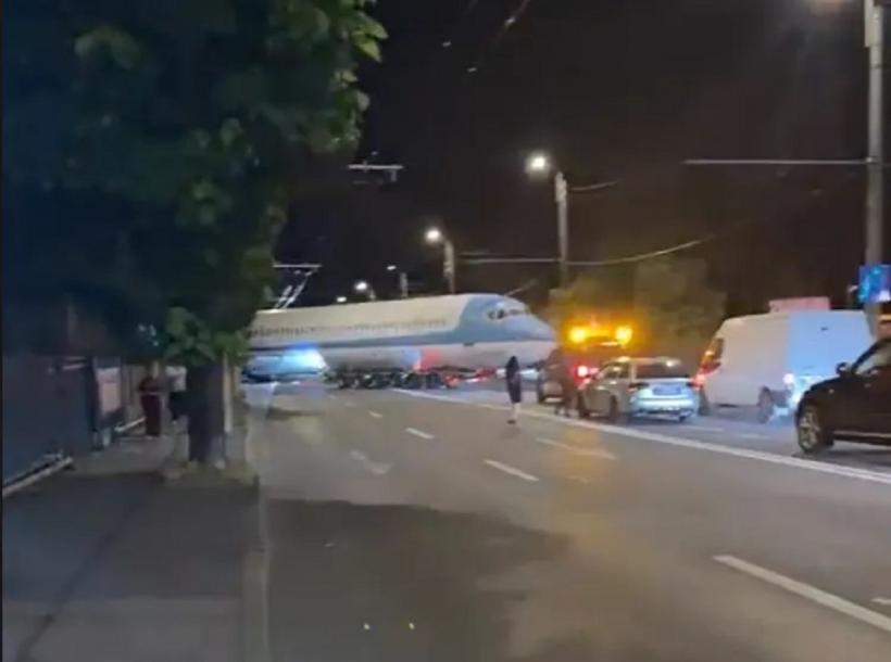Un avion a „aterizat” pe o stradă din Cluj-Napoca, blocând traficul. Filmul evenimentelor