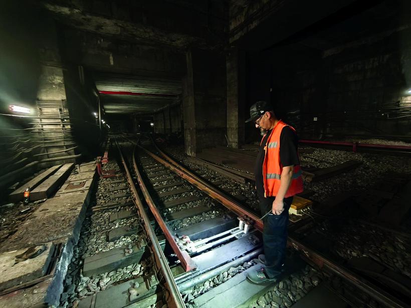 REPORTAJ. Tură de noapte la metrou: milioane de vieți garantate pe un caiet A4. Viața nevăzută a „liniorilor” din galeriile Metrorex 19018002