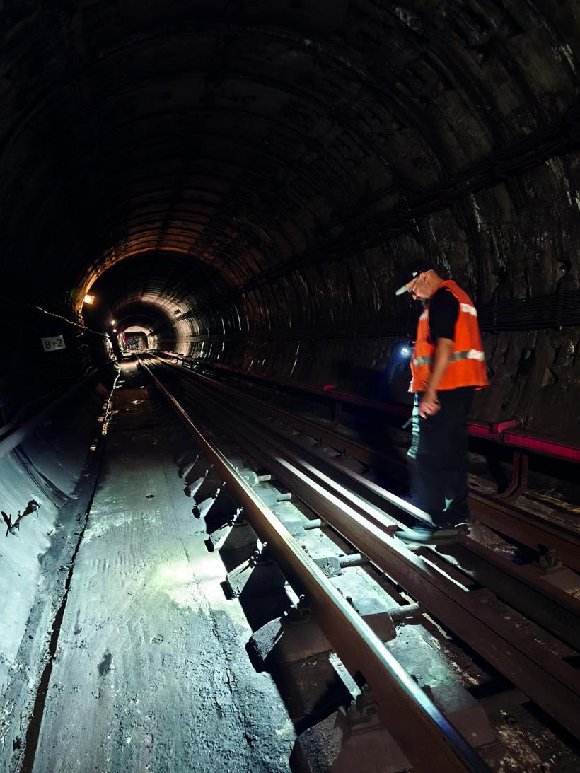 REPORTAJ. Tură de noapte la metrou: milioane de vieți garantate pe un caiet A4. Viața nevăzută a „liniorilor” din galeriile Metrorex 19018003