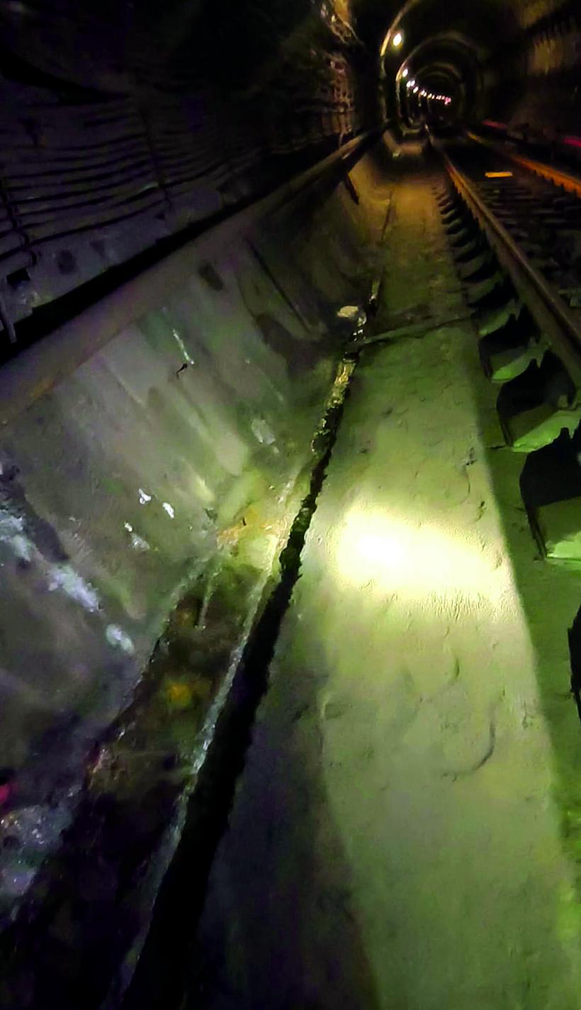 REPORTAJ. Tură de noapte la metrou: milioane de vieți garantate pe un caiet A4. Viața nevăzută a „liniorilor” din galeriile Metrorex 19018013