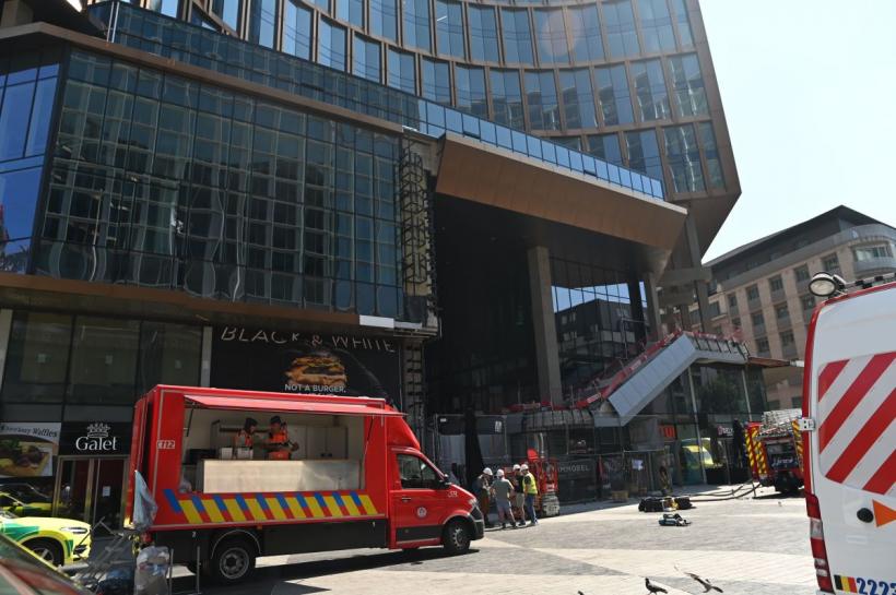 Anunț MAE: Un român a murit în incendiul din Bruxelles, iar un altul este grav rănit. Șase muncitori au murit după prăbușirea unui lift în clădirea OXY