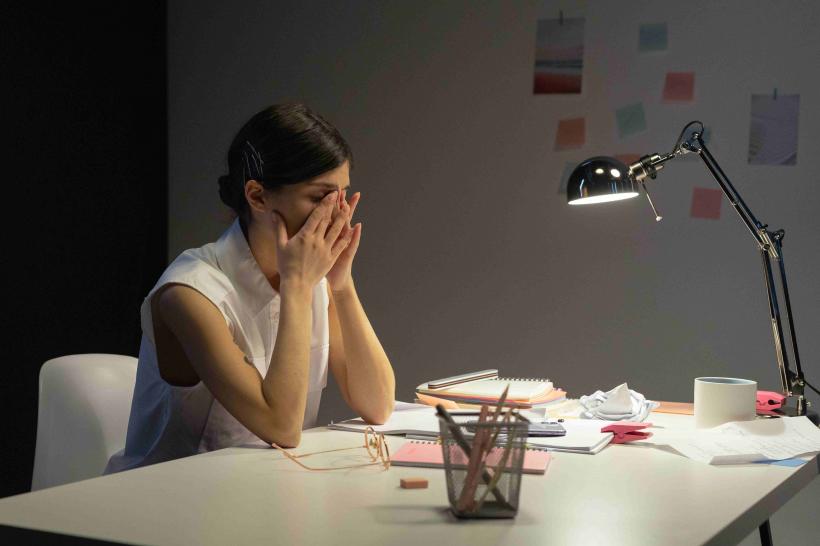 Românii petrec tot mai mult timp la birou, dar tot mai puțin timp recuperându-se după muncă, conform ultimelor studii