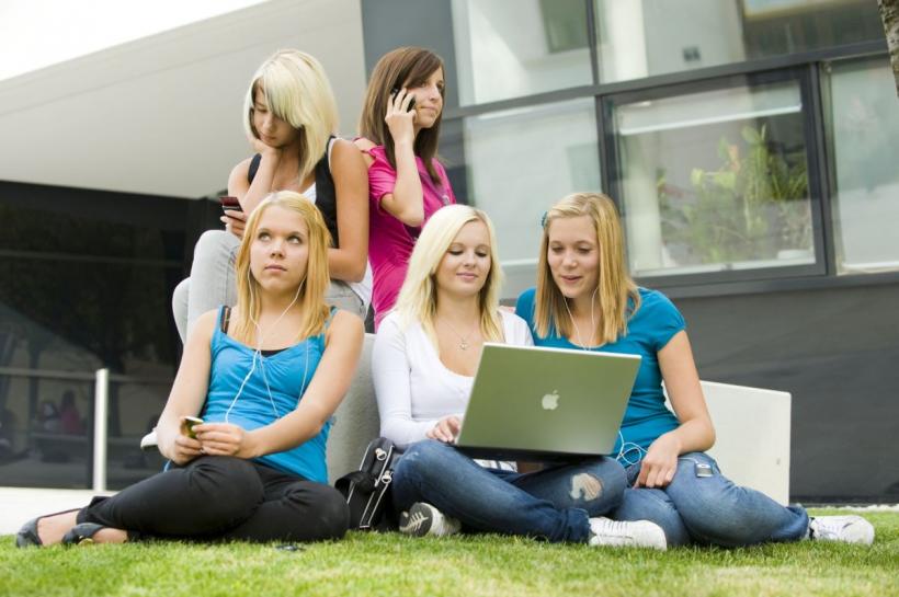 Generația Z și noua realitate a maturității: Între chirii imposibile, joburi temporare și relații digitale
