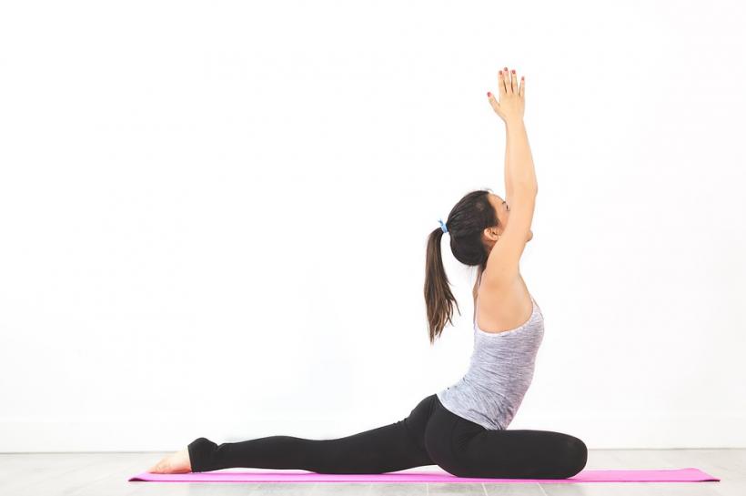Mișcare pentru corp și minte: beneficiile ascunse ale practicilor yoga și Pilates