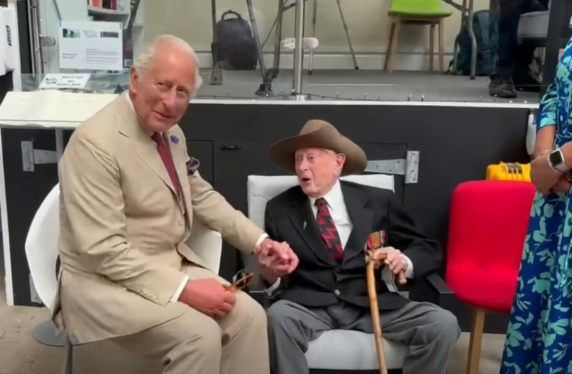 Regele Charles, la 77 de ani, discuție haioasă cu un veteran de 104 ani: Tot cad bucăți din mine