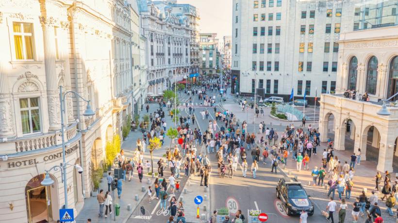 „Străzi Deschise – București, Promenadă urbană”: expoziție auto BMW Classic, plimbări estivale și un weekend fără trafic pe Calea Victoriei