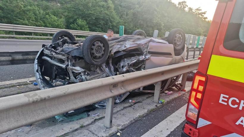 O fetiță de 5 ani a murit după ce mașina în care se afla s-a răsturnat pe A1