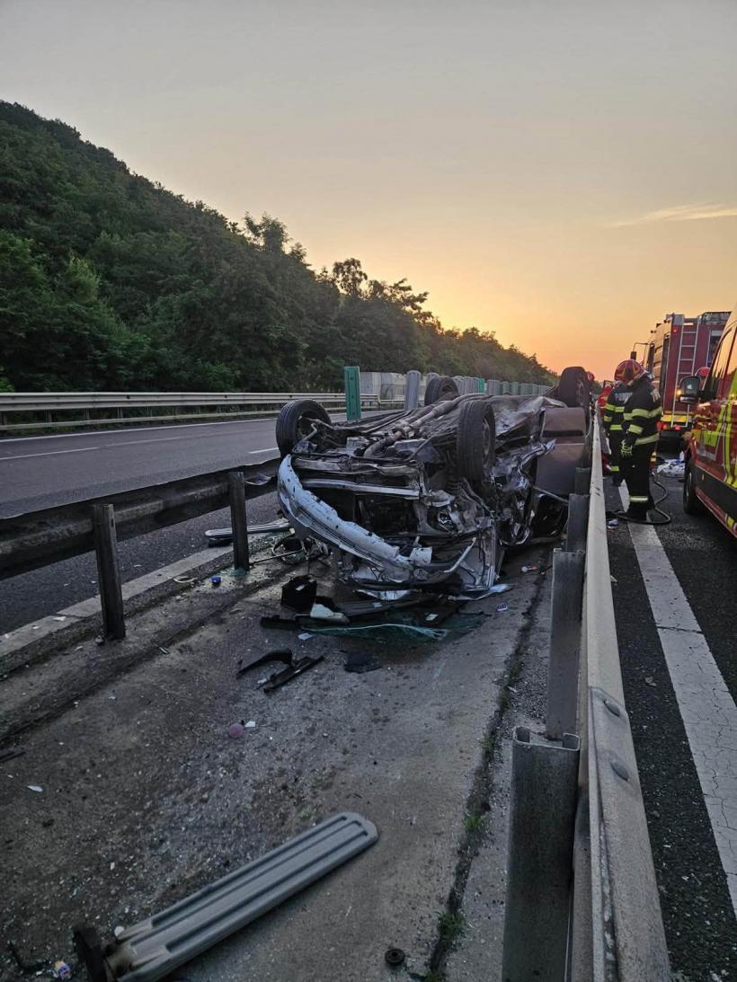 O fetiță de 5 ani a murit după ce mașina în care se afla s-a răsturnat pe A1 19018751