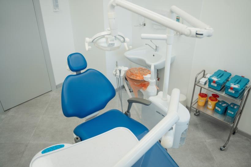 Clinică din Turcia, acuzată că dă consultații stomatologice ilegale la un hotel din Cluj. Colegiul Medicilor a chemat Poliția