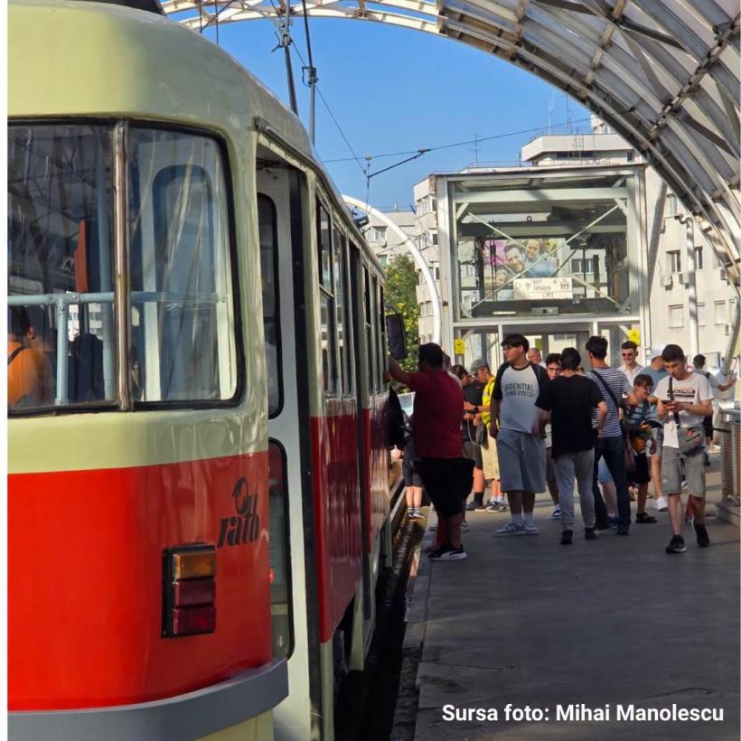 Călătorie în timp pe străzile Capitalei: Expoziție auto de epocă și călătorii cu tramvaiele comuniste Tatra 19018774