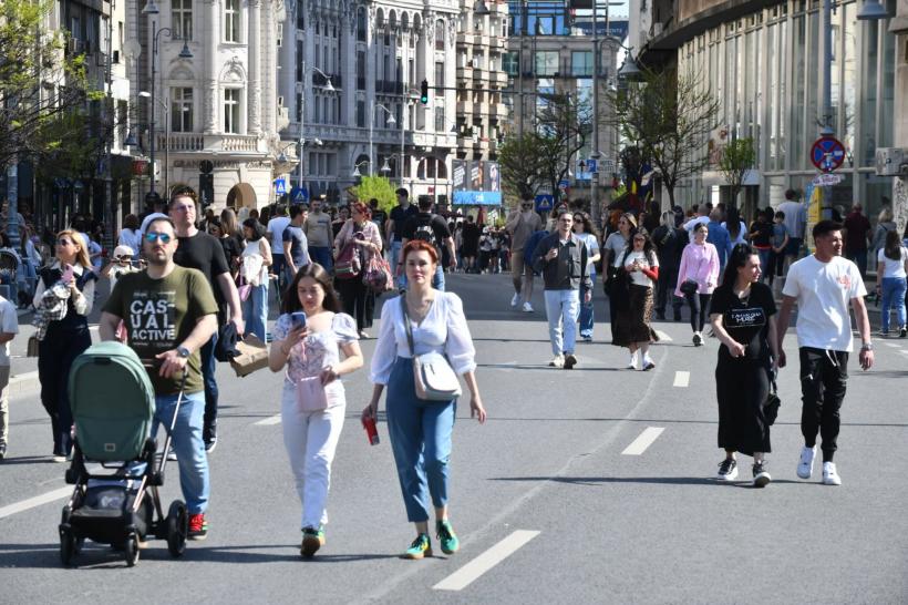 Călătorie în timp pe străzile Capitalei: Expoziție auto de epocă și călătorii cu tramvaiele comuniste Tatra 19018776