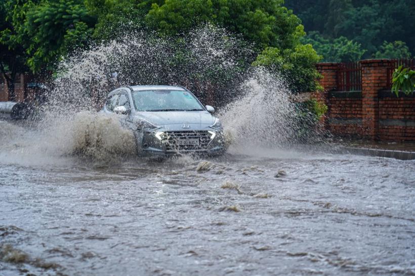 Dezastru pe Valea Prahovei: Centrul stațiunii Bușteni, inundat. Trafic de coșmar pe DN1