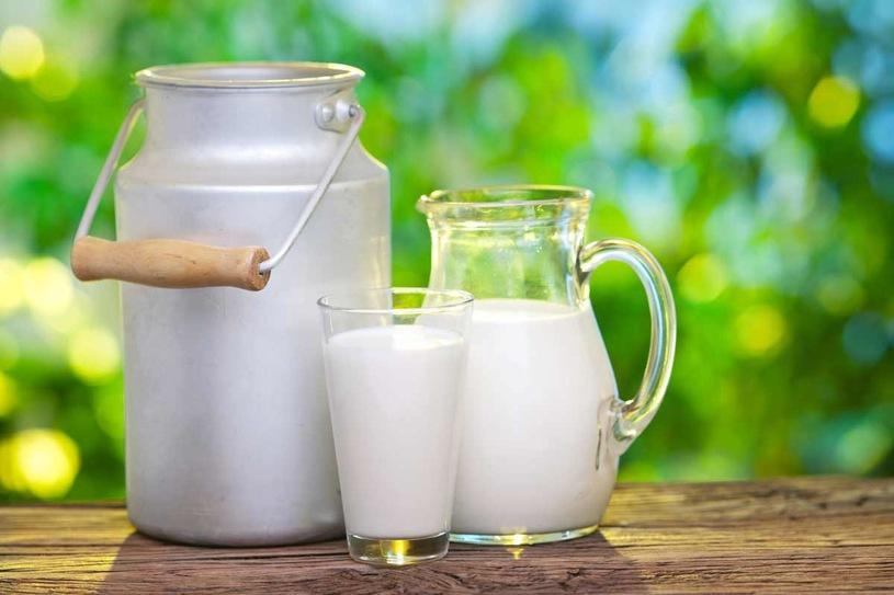 Laptele îți poate face tenul mai luminos. 5 măști naturale pe care le prepari în 5 minute
