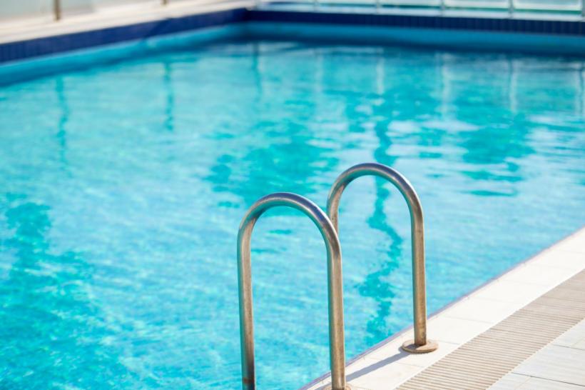 „Dacă era brațul, era tragedie”: cazul fetiței care a rămas blocată în sistemul de recirculare al unei piscine din Italia