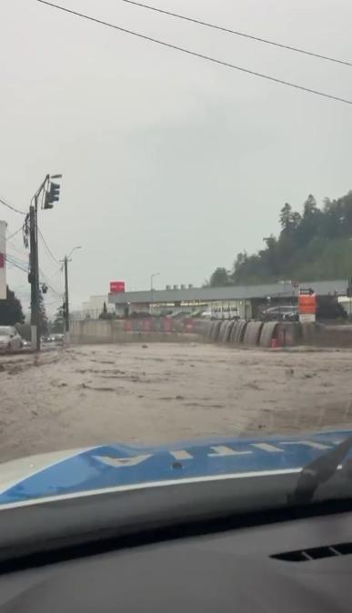 Lucrările proaste de apă-canal se văd la inundații 19019034