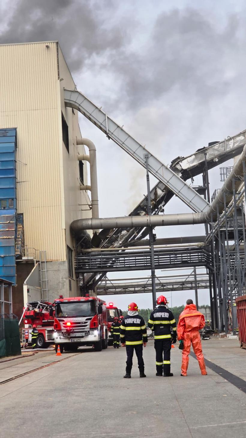 Explozie și incendiu la o fabrică de prelucrare a lemnului din Brașov. Update: S-a produs a doua explozie  19019281