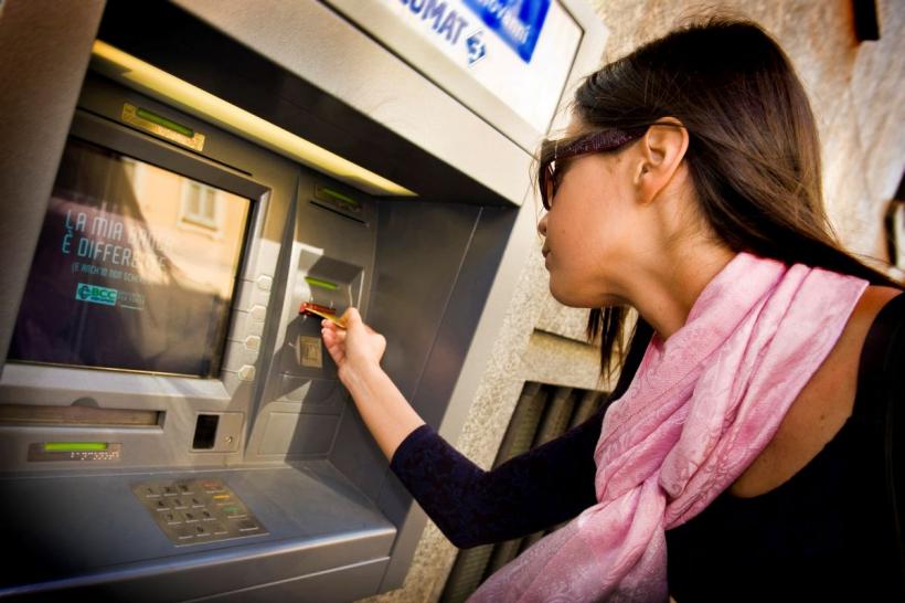 Vacanță cu surprize la bancomat. Ce comisioane plătesc românii în afara țării