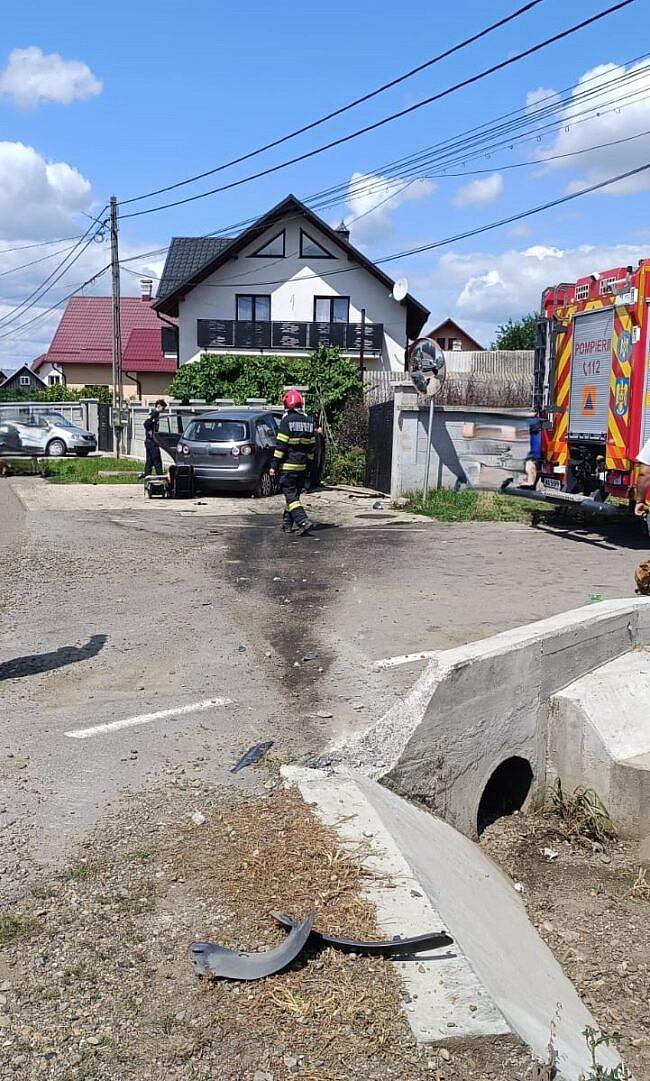 Accident grav în Suceava: cinci persoane, dintre care trei copii, au fost transportate la spital după impactul cu un cap de pod 19019504