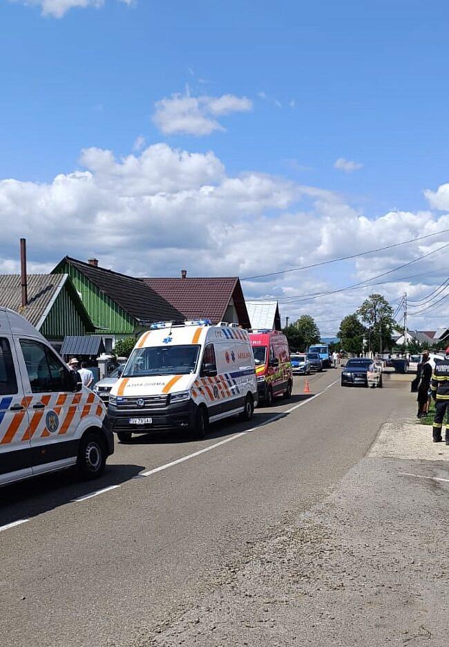 Accident grav în Suceava: cinci persoane, dintre care trei copii, au fost transportate la spital după impactul cu un cap de pod 19019505
