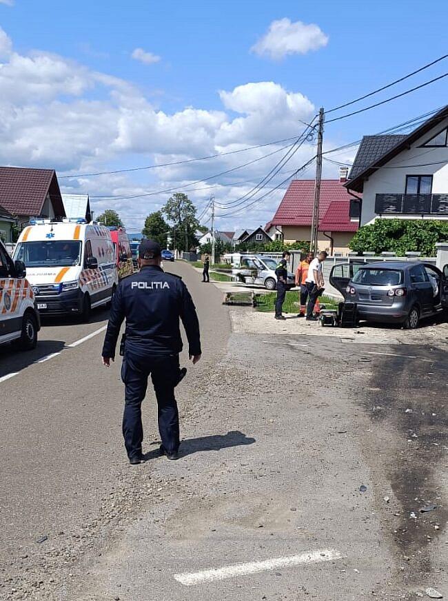 Accident grav în Suceava: cinci persoane, dintre care trei copii, au fost transportate la spital după impactul cu un cap de pod 19019506