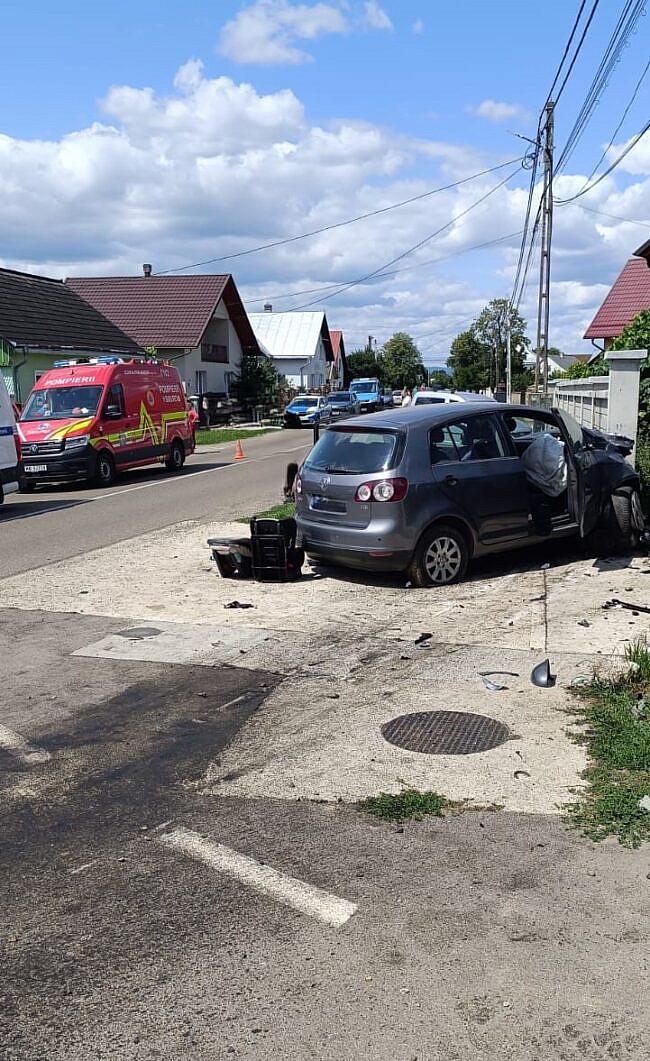 Accident grav în Suceava: cinci persoane, dintre care trei copii, au fost transportate la spital după impactul cu un cap de pod 19019507