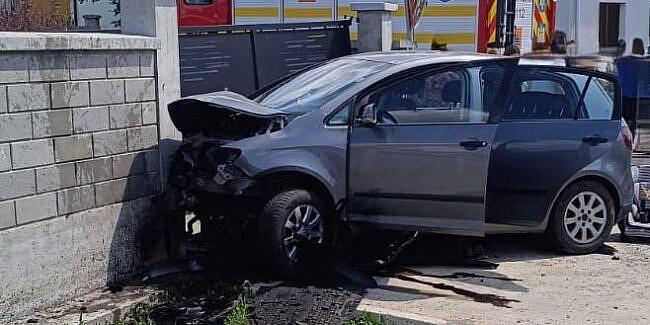 Accident grav în Suceava: cinci persoane, dintre care trei copii, au fost transportate la spital după impactul cu un cap de pod 19019508