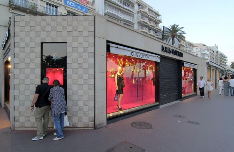 Scandal la Cannes: o celebră influenceriță din România, condamnată după ce a furat o brățară Louis Vuitton de 36.500 de euro. A fost prinsă purtând bijuteria