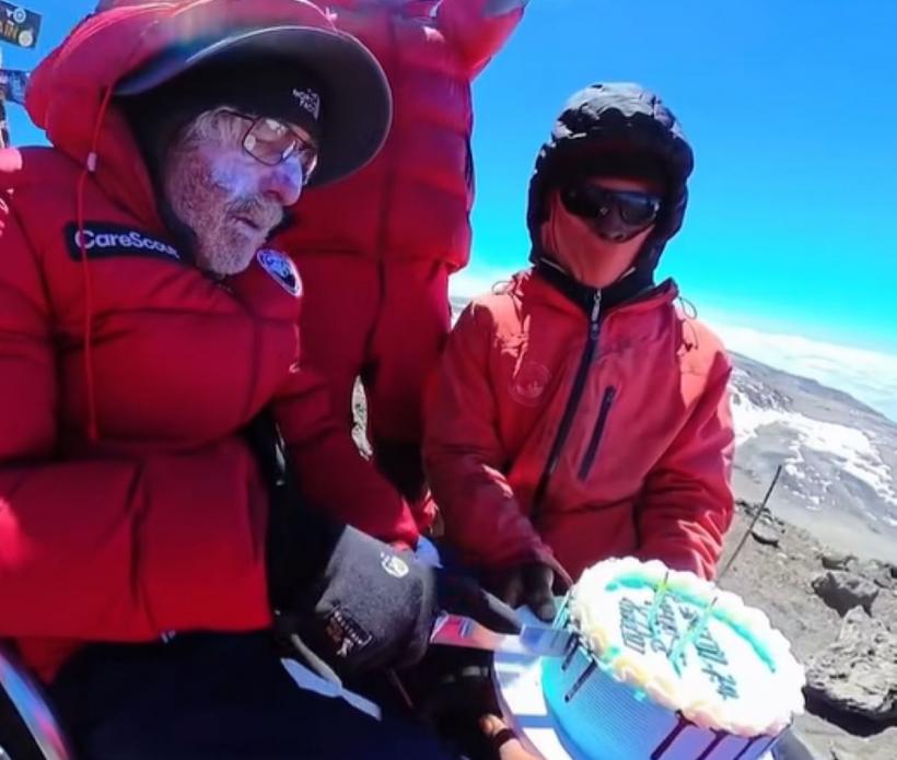 La 90 de ani, un fost medic a urcat pe Kilimanjaro chiar de ziua lui: „Vreau să fiu în formă perfectă până mor"