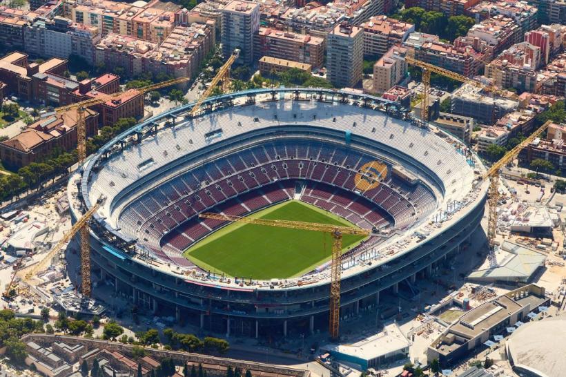 Tragedie pe șantierul Camp Nou, unde lucrează și muncitori români. Un muncitor și-a pierdut viața în timpul lucrărilor