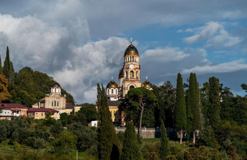 Scandal uriaș la Muntele Athos: Românii, ținta unei rețele ilegale de „turism religios". Mită, mașini închiriate de călugări și suveniruri „made in China"