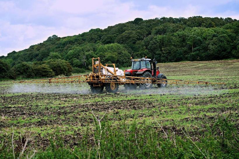 Alarmă UE: O substanță toxică pentru reproducere ajunge în apa și alimentele consumate zilnic