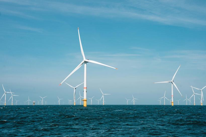 Eolienele din Marea Neagră pot aduce României 27 de miliarde de euro. Guvernul deschide sectorul românesc pentru perimetrele offshore