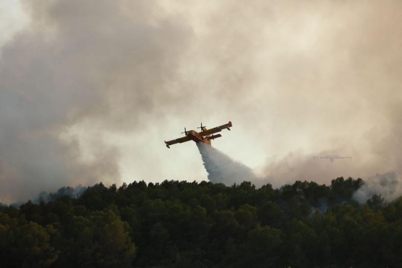 Franța evacuează zeci de mii de persoane din cauza incendiilor de vegetație. MAE avertizează românii care călătoresc în sudul țării 19019671