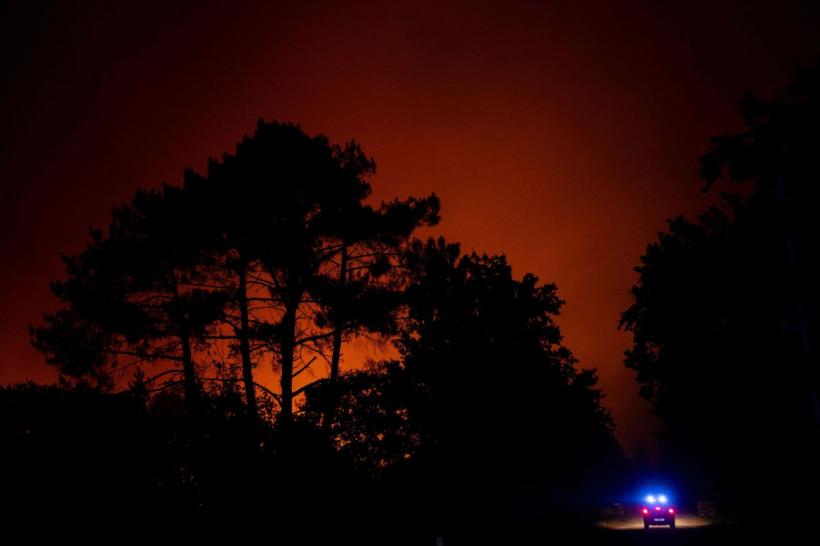 „Cenușă ca ninsoarea și flăcări cât blocul.” Peste 250.000 de oameni fug din calea incendiilor devastatoare din Franța și Spania 19019827