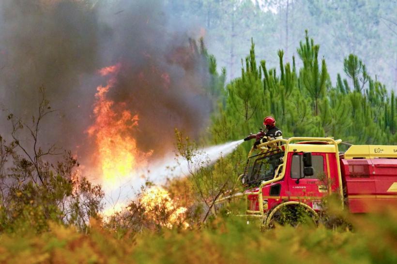 „Cenușă ca ninsoarea și flăcări cât blocul.” Peste 250.000 de oameni fug din calea incendiilor devastatoare din Franța și Spania 19019829