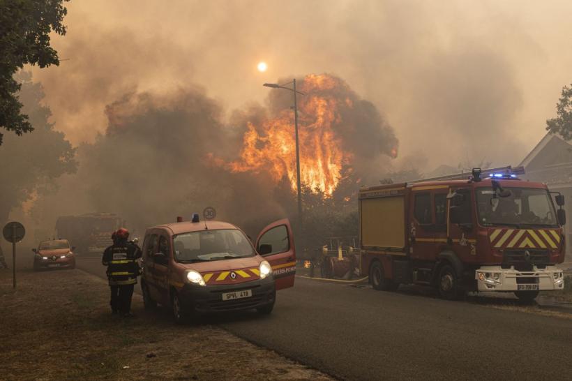 „Cenușă ca ninsoarea și flăcări cât blocul.” Peste 250.000 de oameni fug din calea incendiilor devastatoare din Franța și Spania 19019832