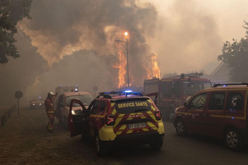 „Cenușă ca ninsoarea și flăcări cât blocul.” Peste 250.000 de oameni fug din calea incendiilor devastatoare din Franța și Spania 19019833